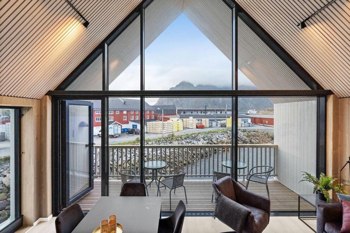 Attraktiv Leilighet Pa Kaikanten I Henningsvær Exteriör bild
